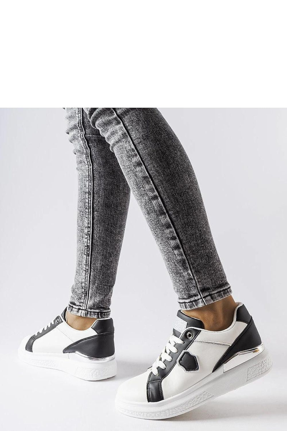 Biało-czarne sneakersy ze srebrnym akcentem Via - Solea