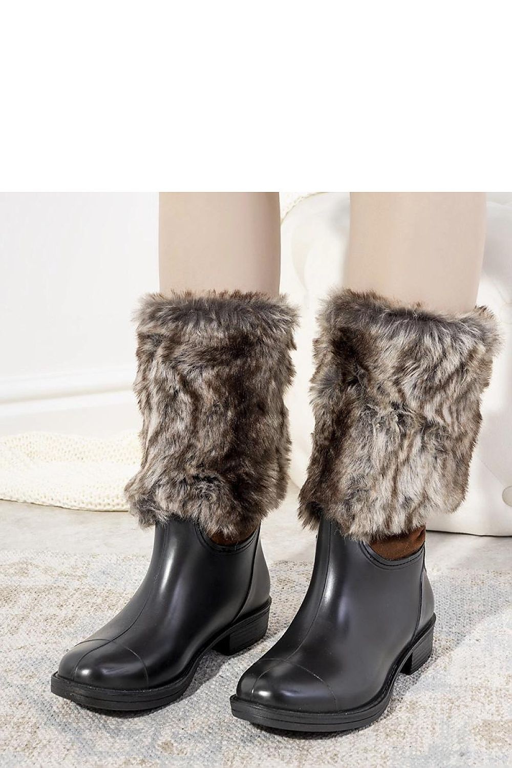   Czarne botki z futerkiem Corrales - Solea 