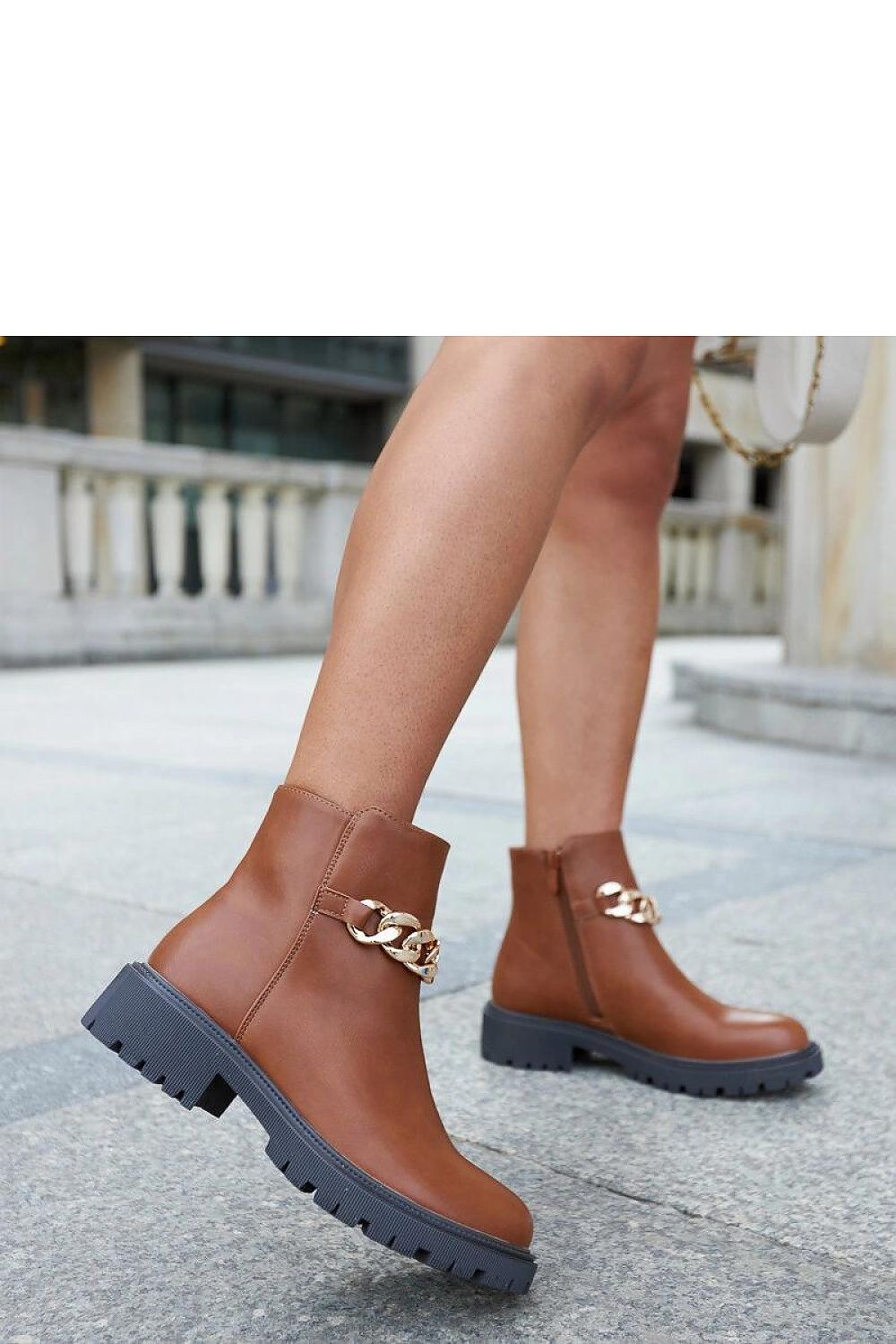   Brązowe botki zdobione łańcuchem Bonsaint - Solea 