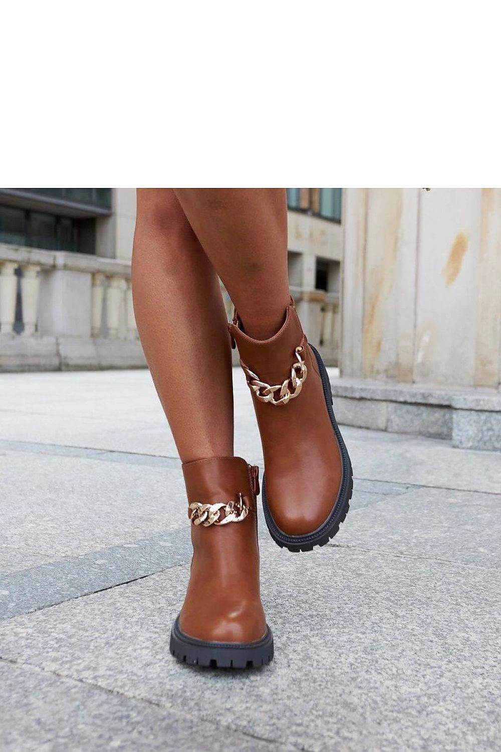   Brązowe botki zdobione łańcuchem Bonsaint - Solea 