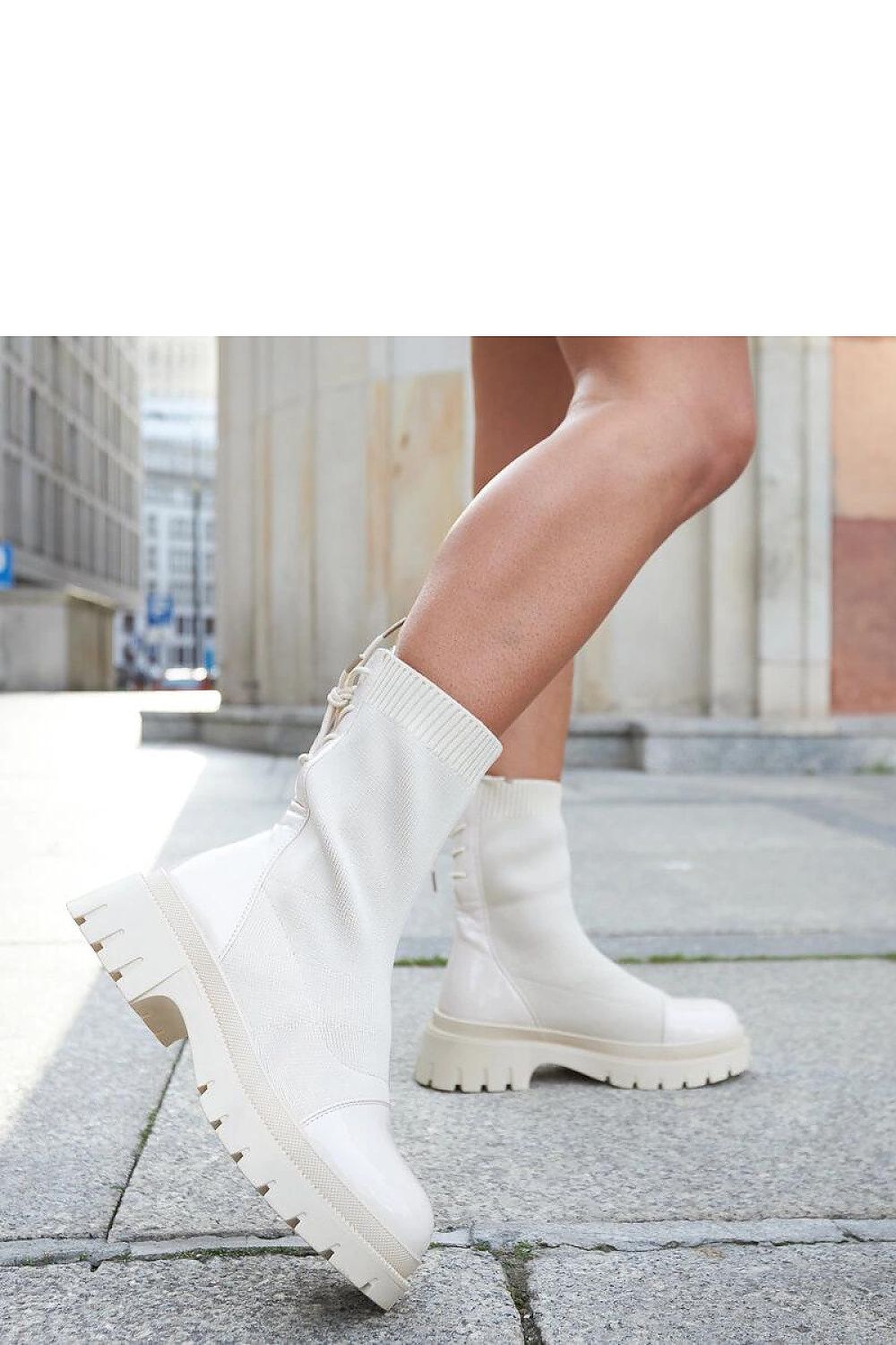   Beżowe skarpetkowo-lakierowane botki Albertina - Solea 