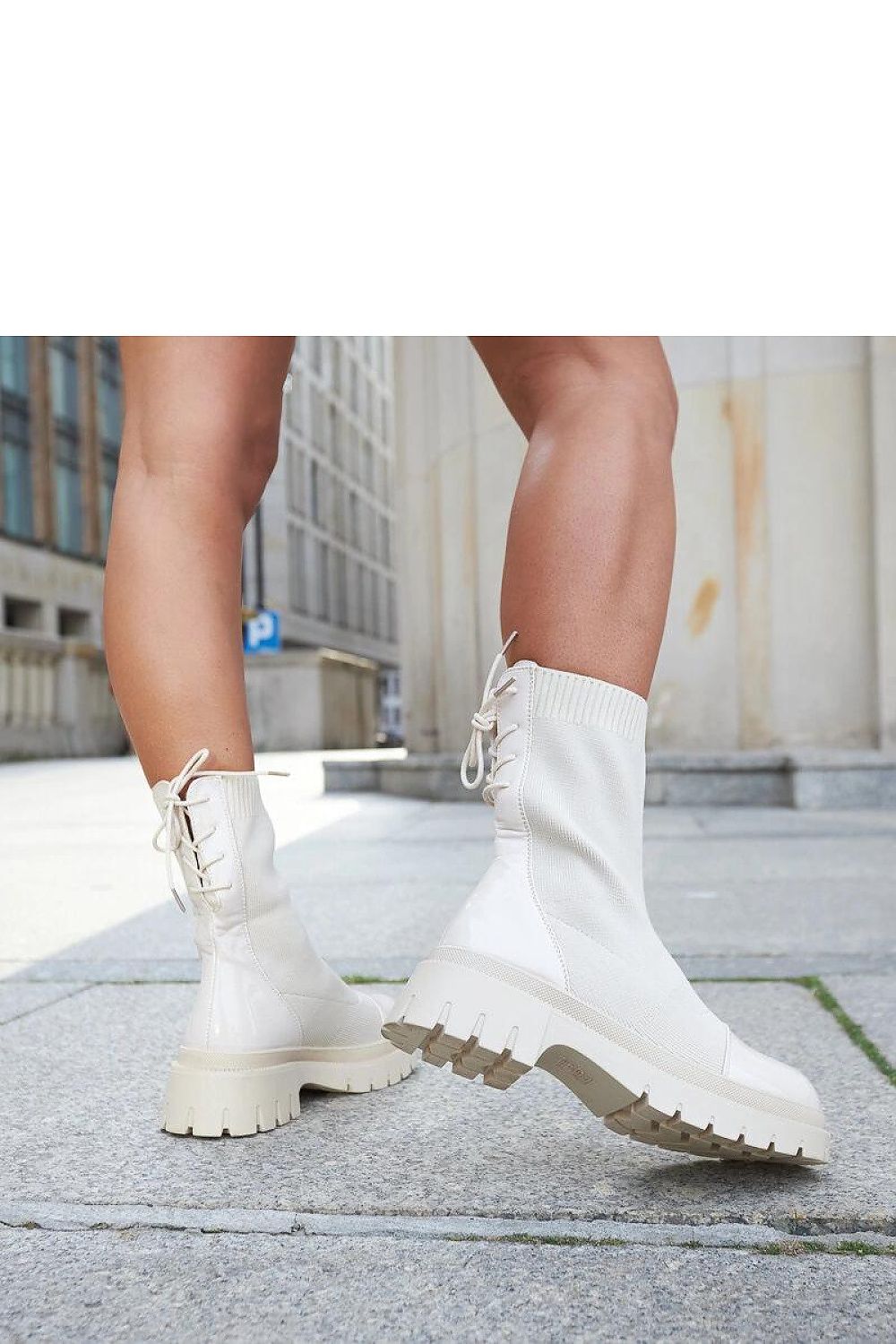   Beżowe skarpetkowo-lakierowane botki Albertina - Solea 