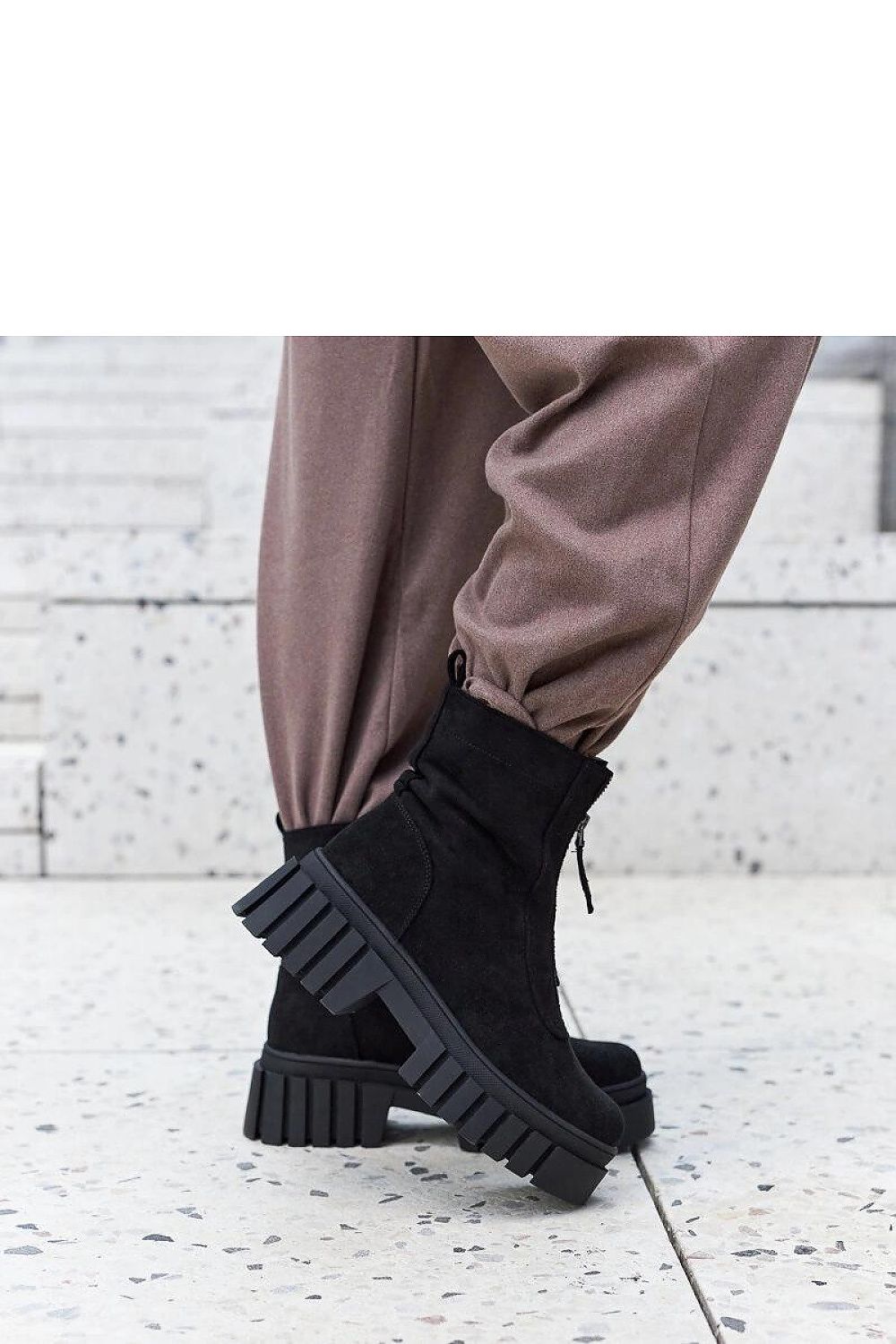   Czarne botki damskie ocieplane na zamek z grubą podeszwą wykonane z eko-zamsz Azzurra - Solea 