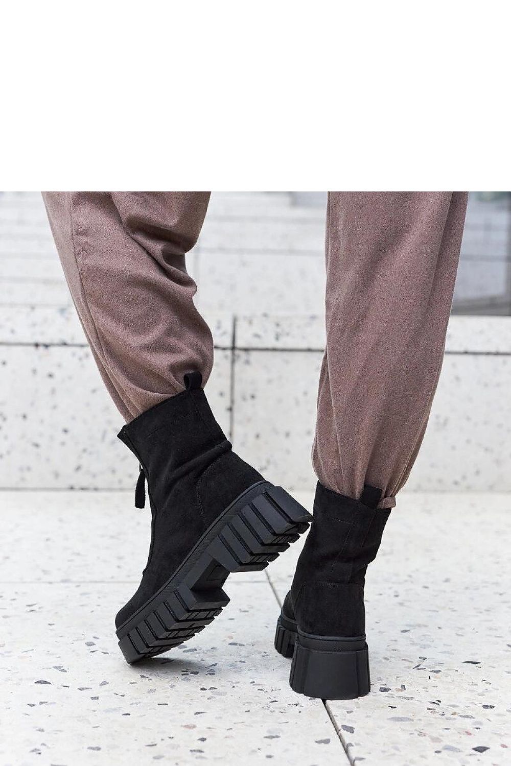   Czarne botki damskie ocieplane na zamek z grubą podeszwą wykonane z eko-zamsz Azzurra - Solea 