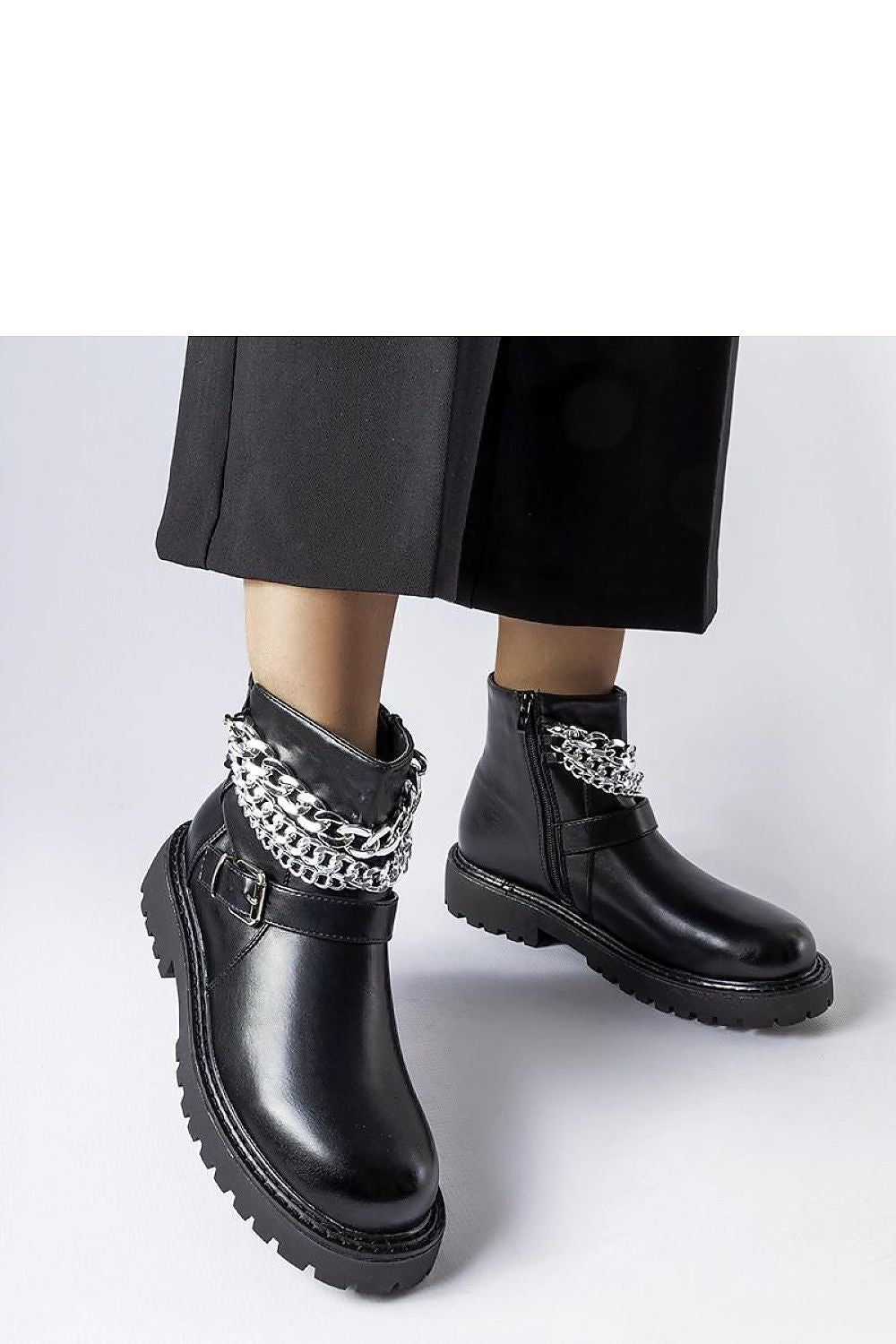   Czarne botki z ozdobnymi łańcuchami Mezzavia - Solea 