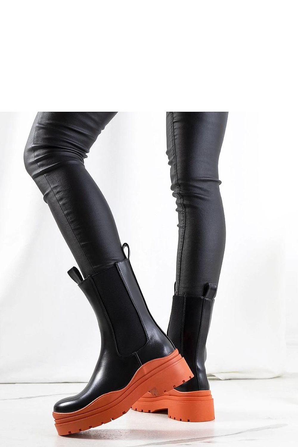   Czarne botki z pomarańczową podeszwą Nester - Solea 