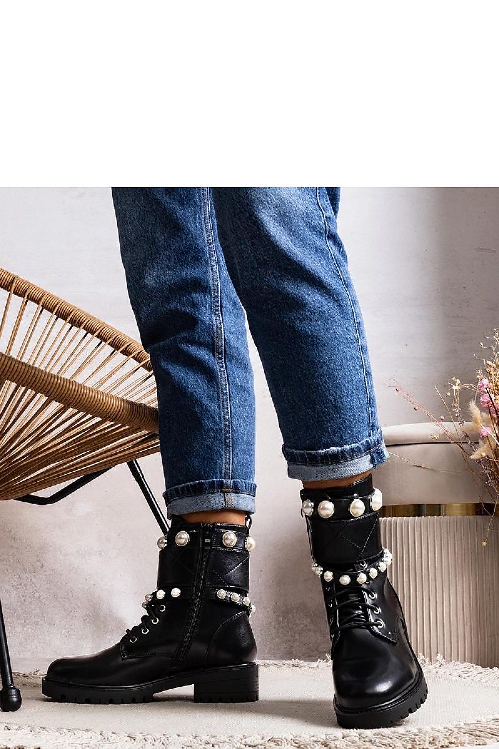   Czarne botki damskie sznurowane z perełkami Carvala - Solea 