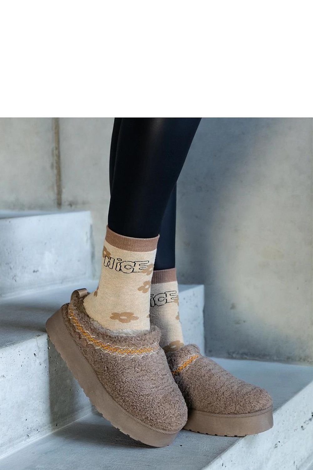   Brązowe śniegowce na platformie z niską cholewką i haftowanym wzorem Greene - Solea 