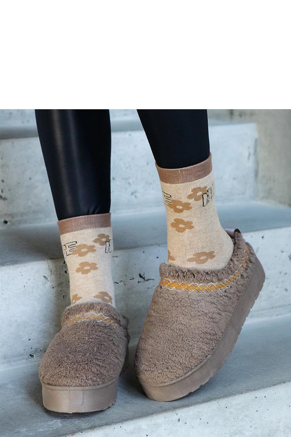   Brązowe śniegowce na platformie z niską cholewką i haftowanym wzorem Greene - Solea 