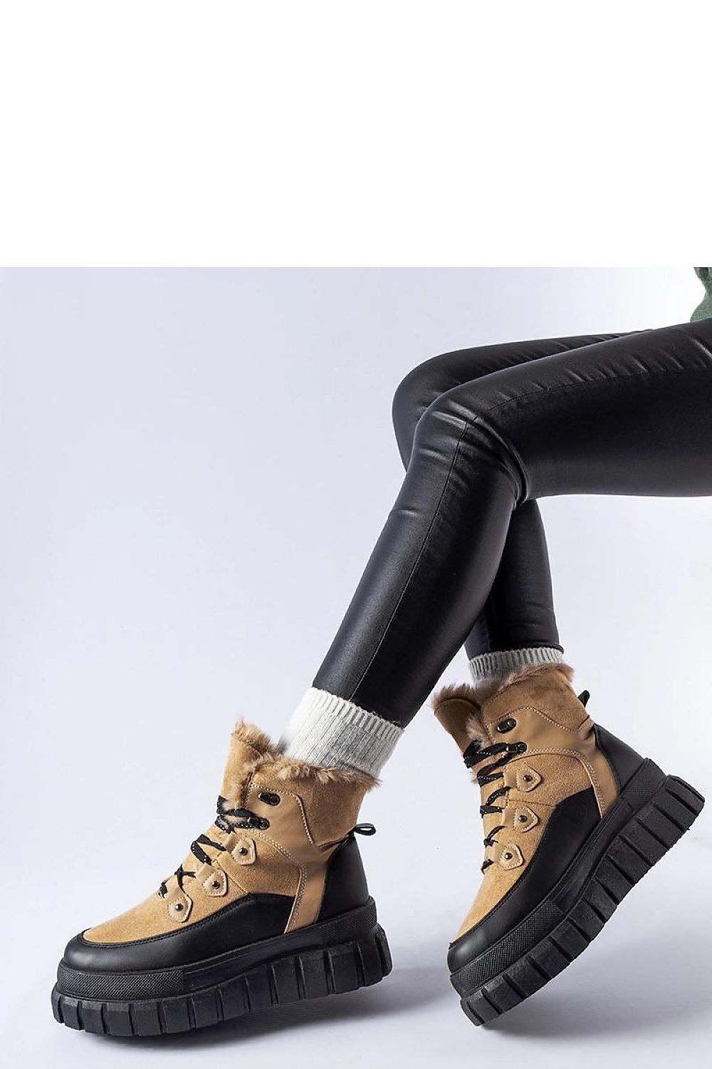   Beżowe botki na masywnej podeszwie Cervantes - Solea 