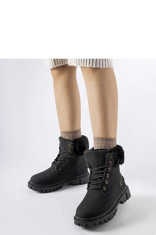   Czarne trapery z ozdobnym futerkiem Alberta - Solea 