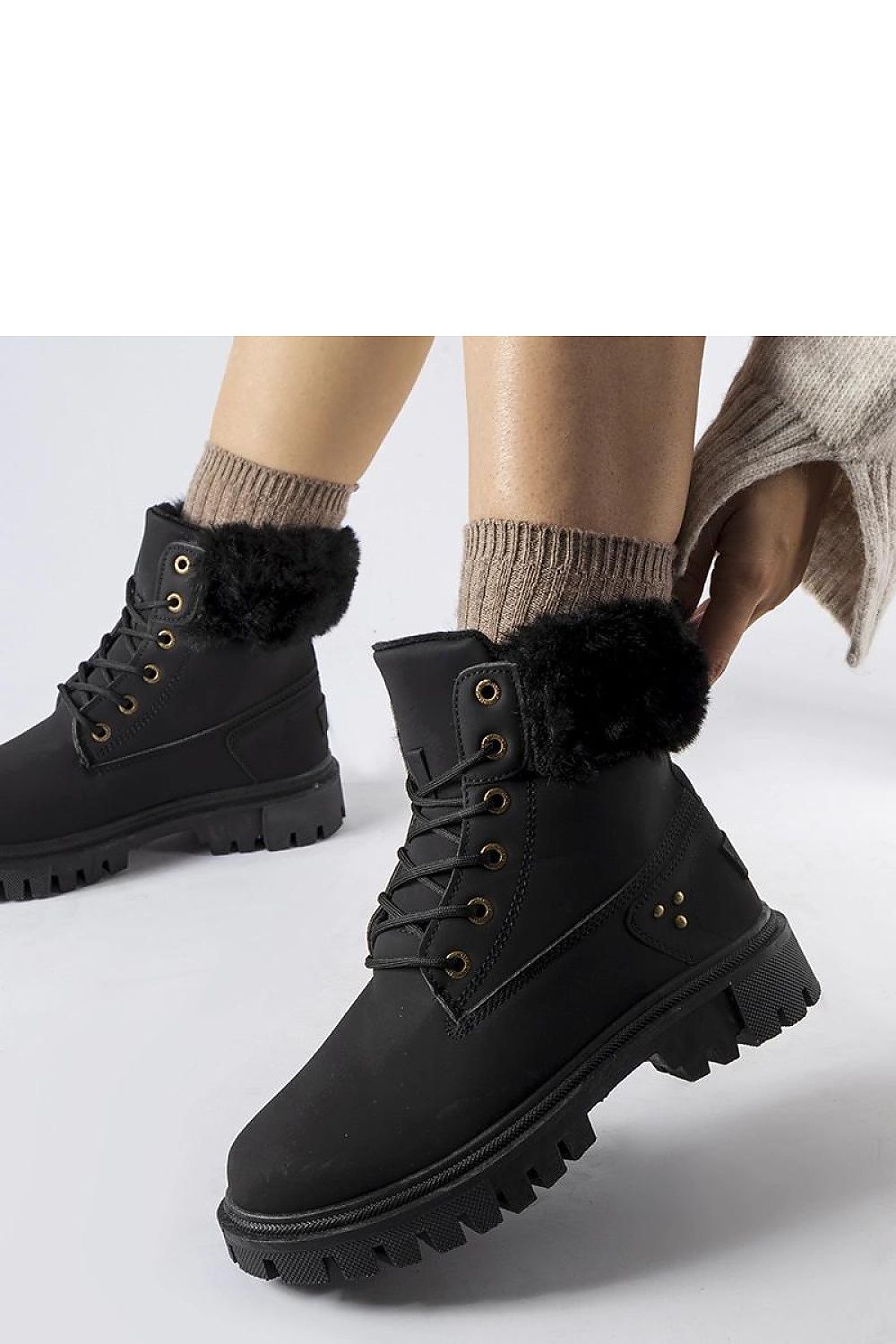   Czarne trapery z ozdobnym futerkiem Alberta - Solea 