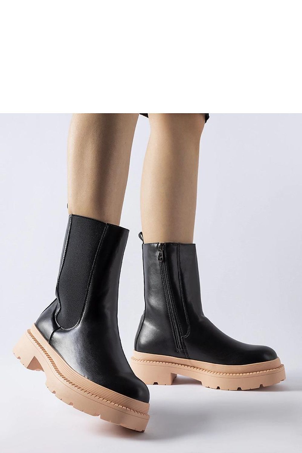   Czarne botki na jasnoróżowej podeszwie Garden - Solea 