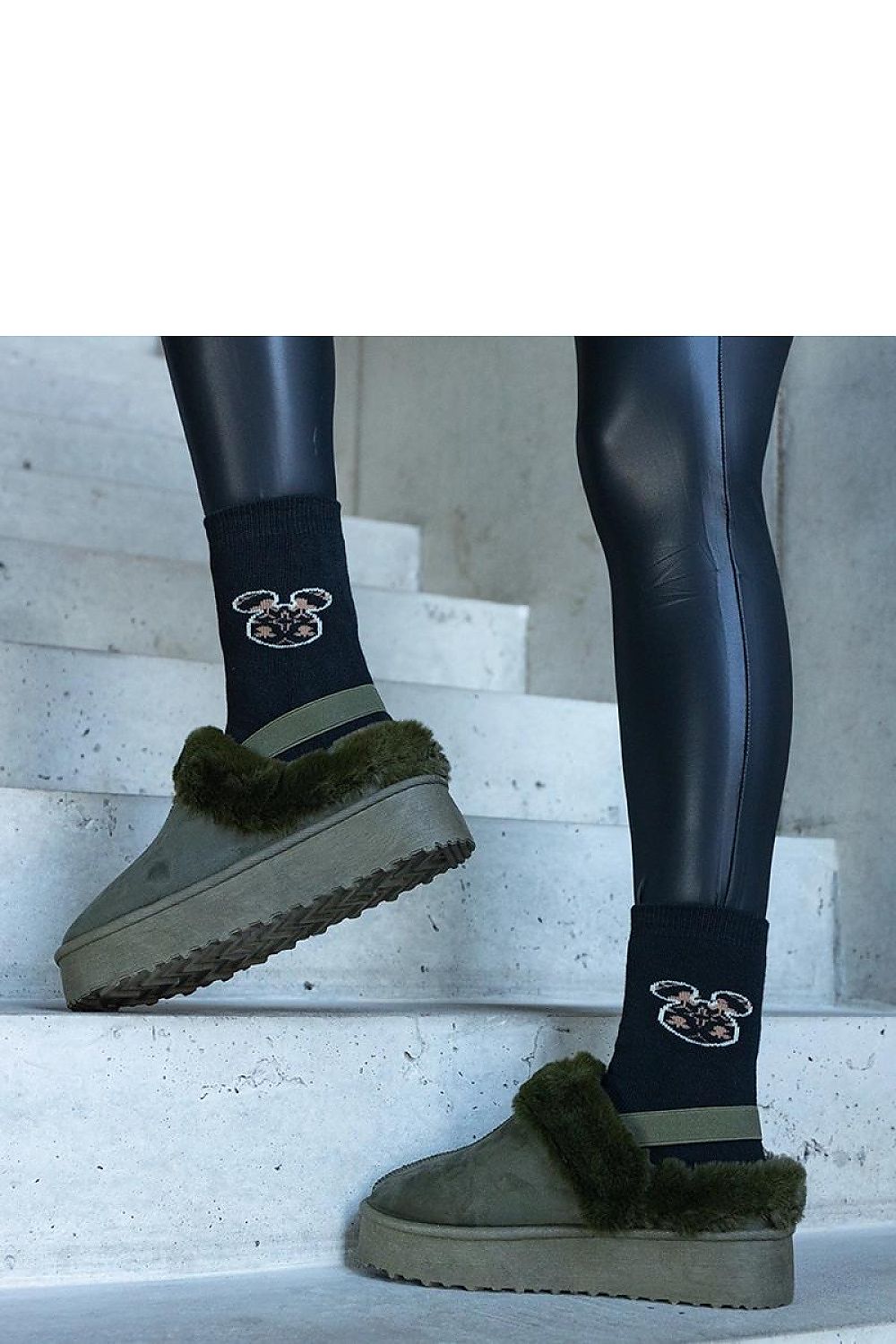   Zielone kapcie na platformie ozdobione futerkiem i z gumką przy pięcie Frank - Solea 