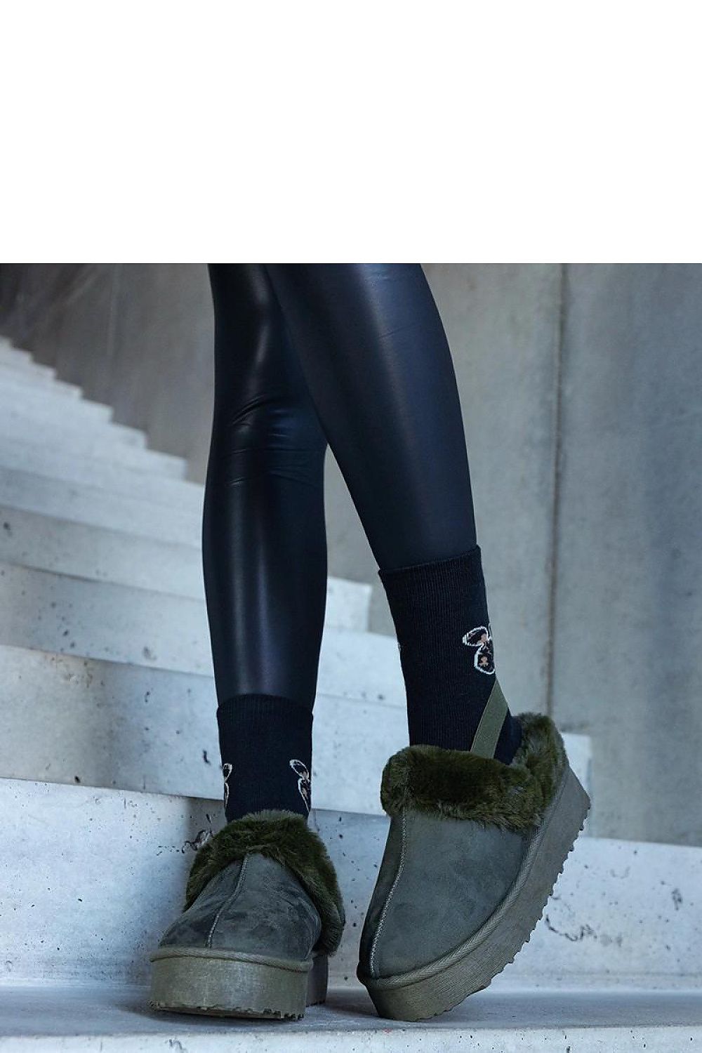   Zielone kapcie na platformie ozdobione futerkiem i z gumką przy pięcie Frank - Solea 