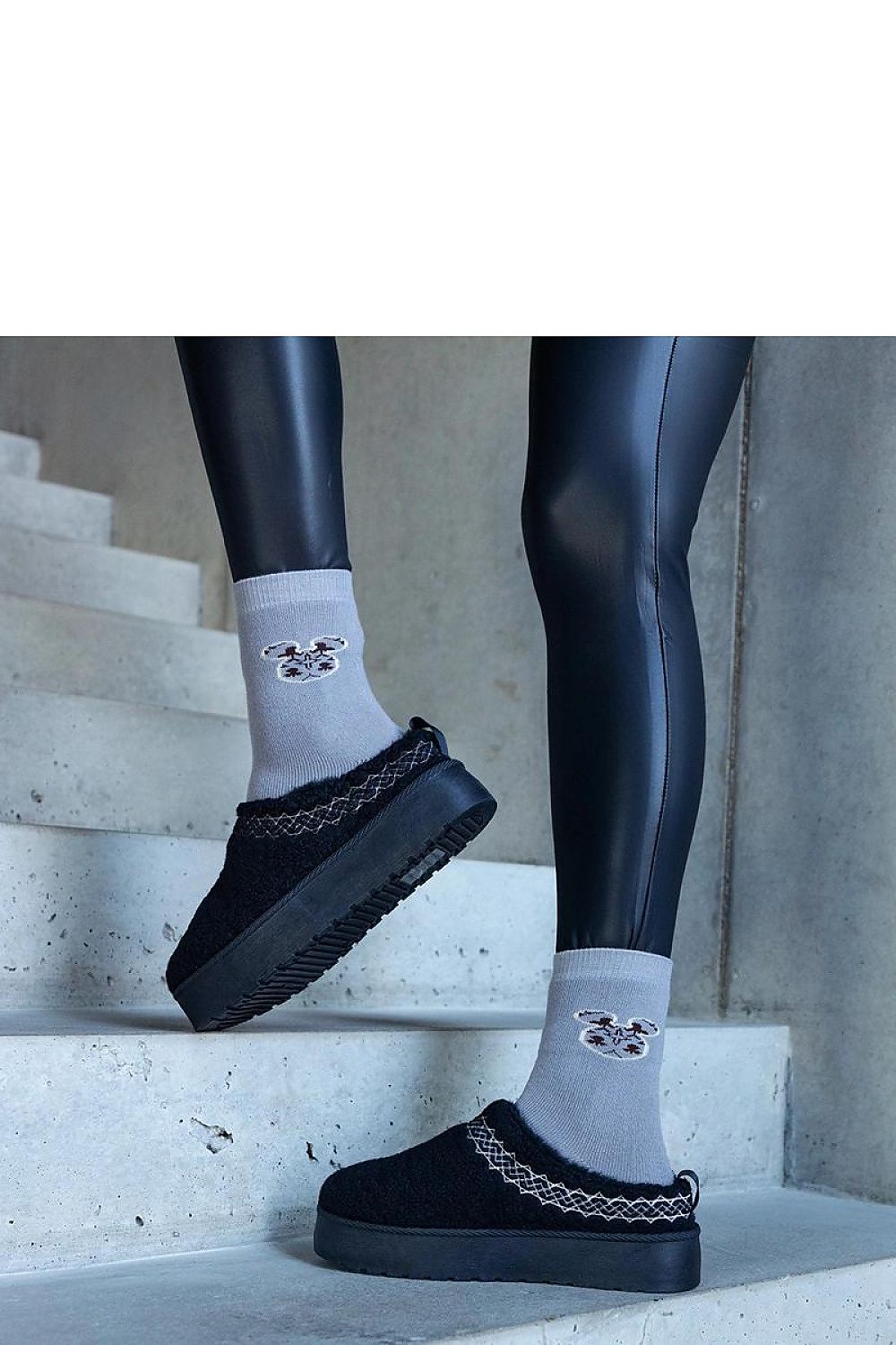   Czarne śniegowce na platformie z niską cholewką i haftowanym wzorem Greene - Solea 