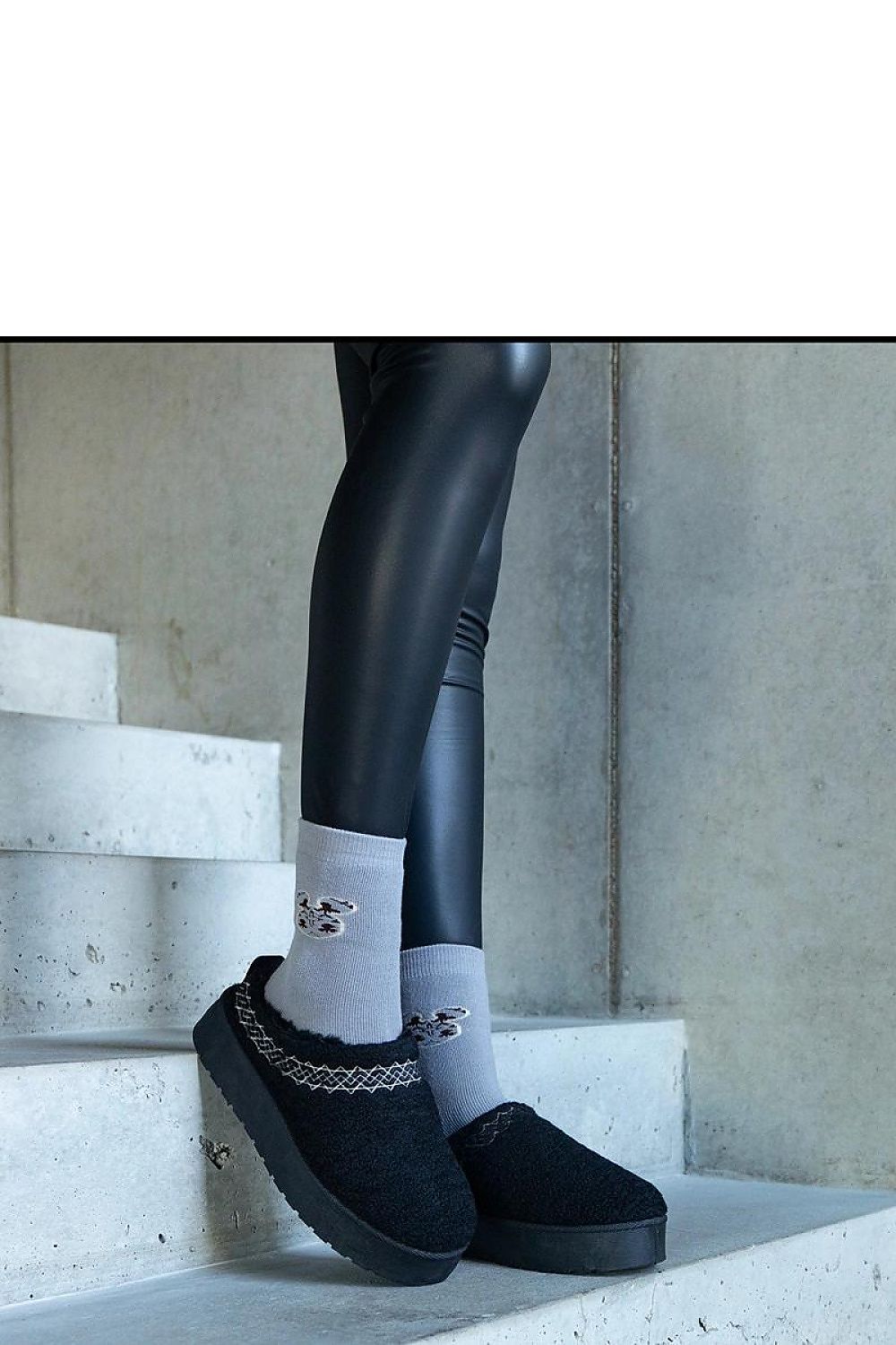   Czarne śniegowce na platformie z niską cholewką i haftowanym wzorem Greene - Solea 