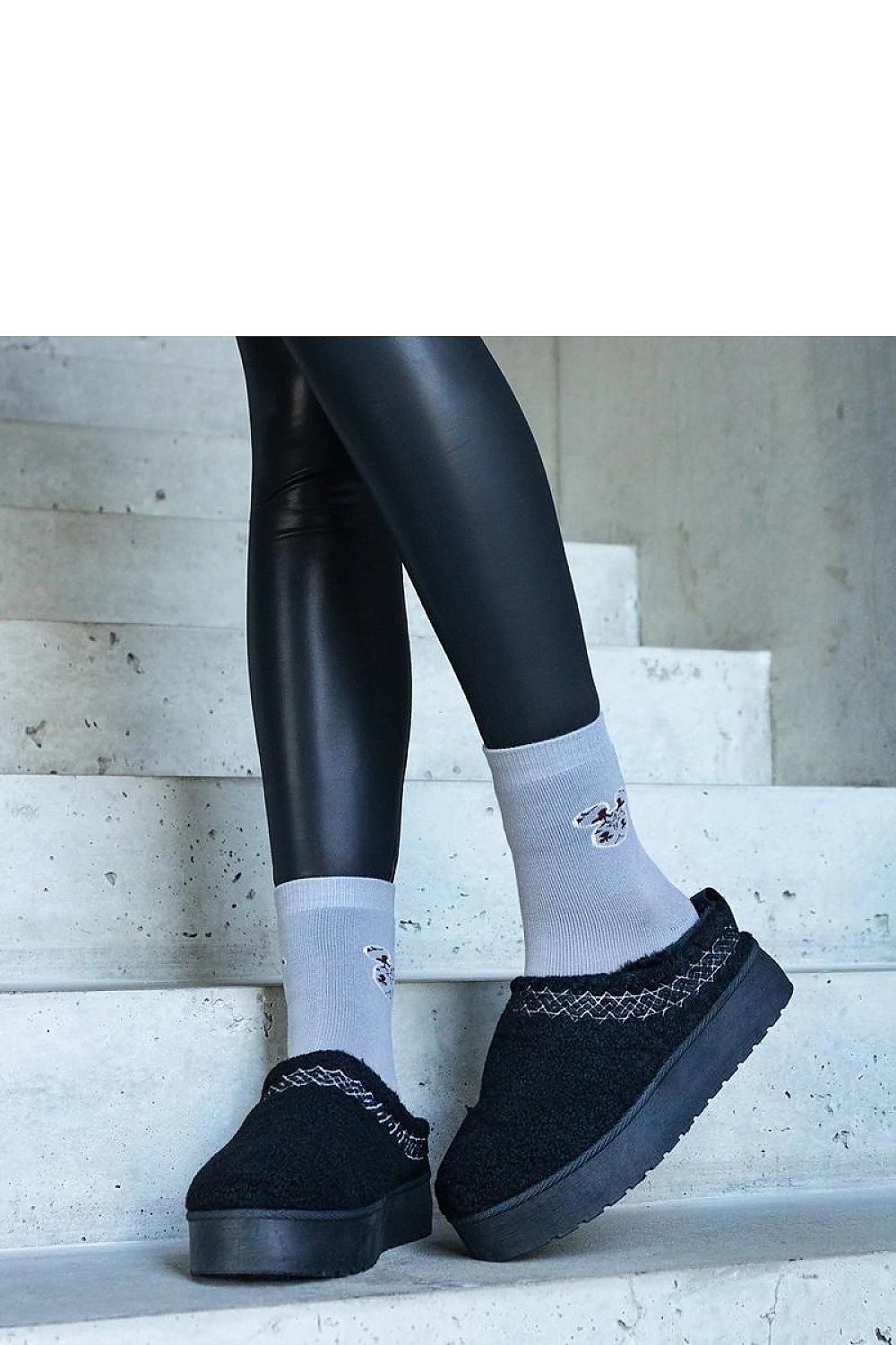   Czarne śniegowce na platformie z niską cholewką i haftowanym wzorem Greene - Solea 