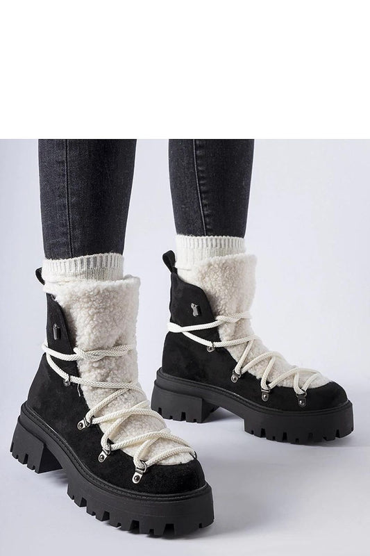   Czarne workery z ozdobnym językiem Perugia - Solea 