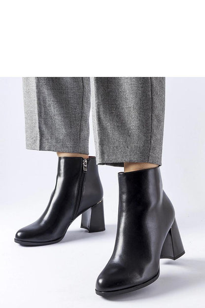   Czarne ocieplane botki z ozdobnym obcasem Clivi - Solea 