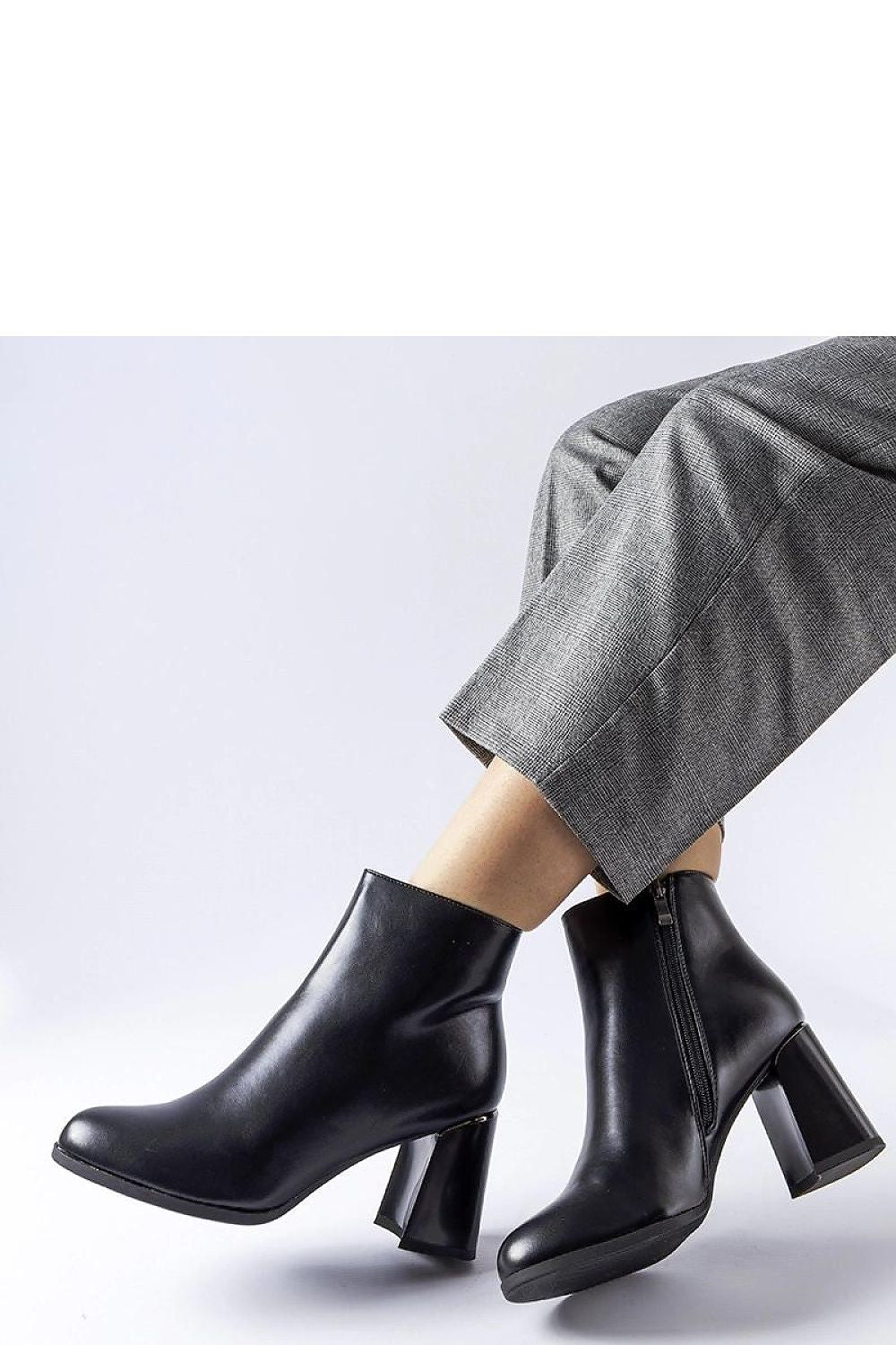   Czarne ocieplane botki z ozdobnym obcasem Clivi - Solea 