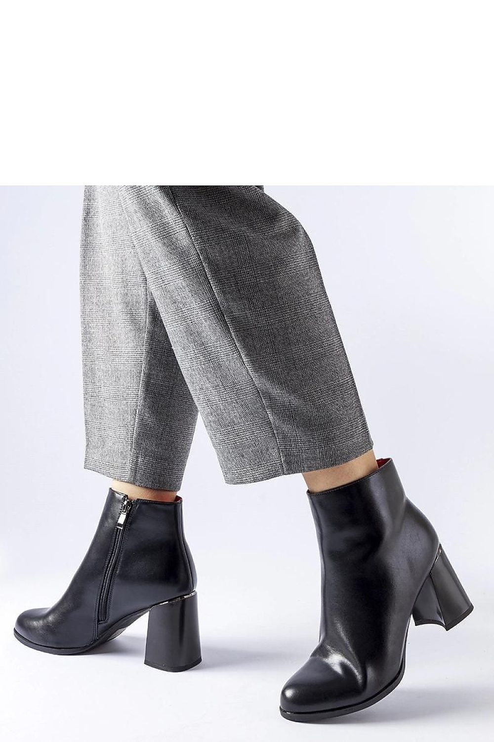   Czarne ocieplane botki z ozdobnym obcasem Clivi - Solea 