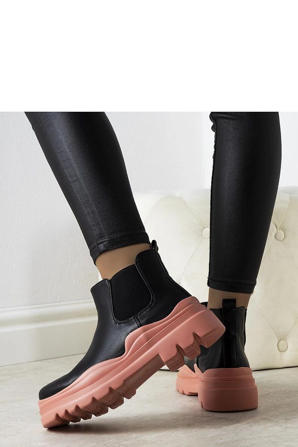   Czarne botki na różowej platformie Tausel - Solea 