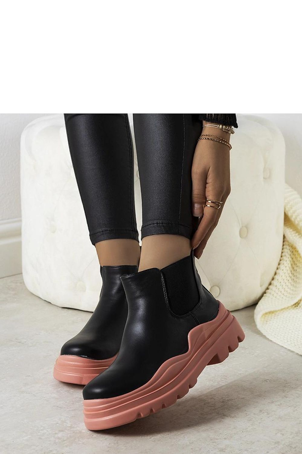   Czarne botki na różowej platformie Tausel - Solea 