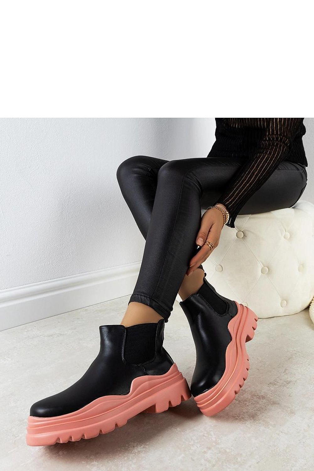   Czarne botki na różowej platformie Tausel - Solea 