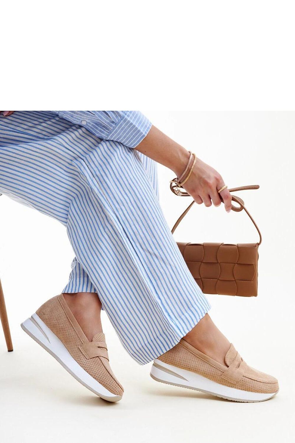   Brązowe perforowane półbuty Muna - Solea 