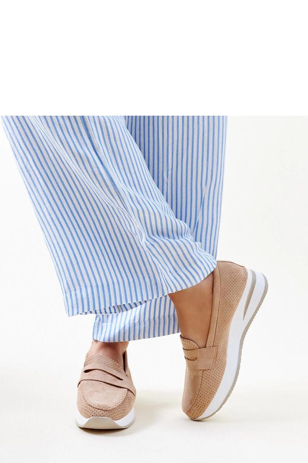   Brązowe perforowane półbuty Muna - Solea 