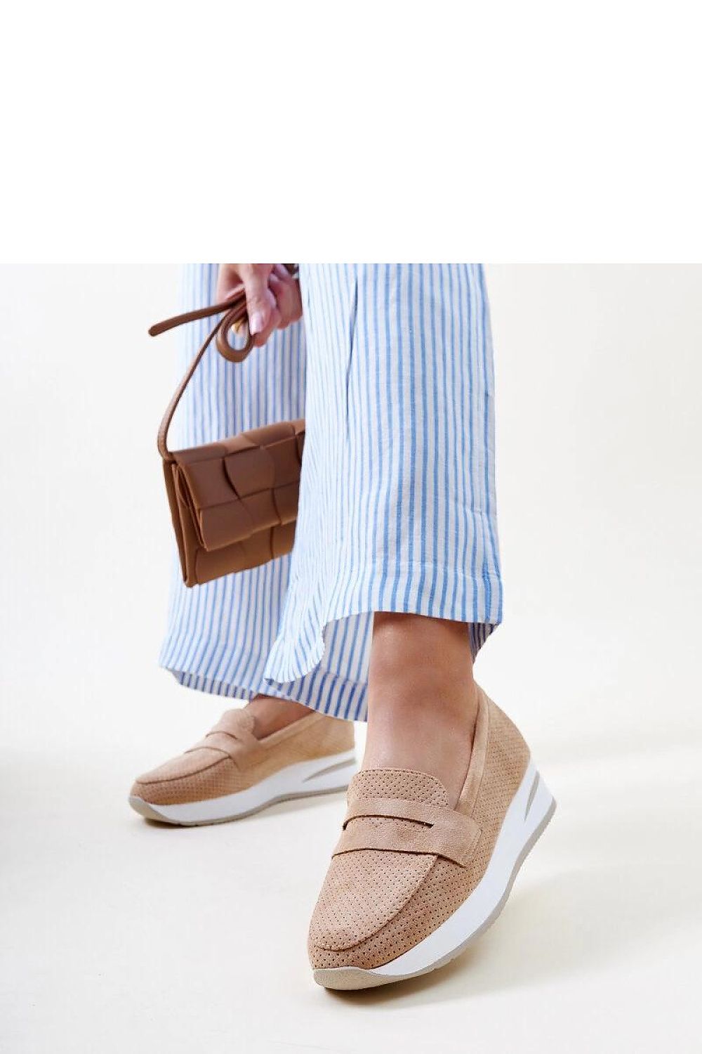   Brązowe perforowane półbuty Muna - Solea 