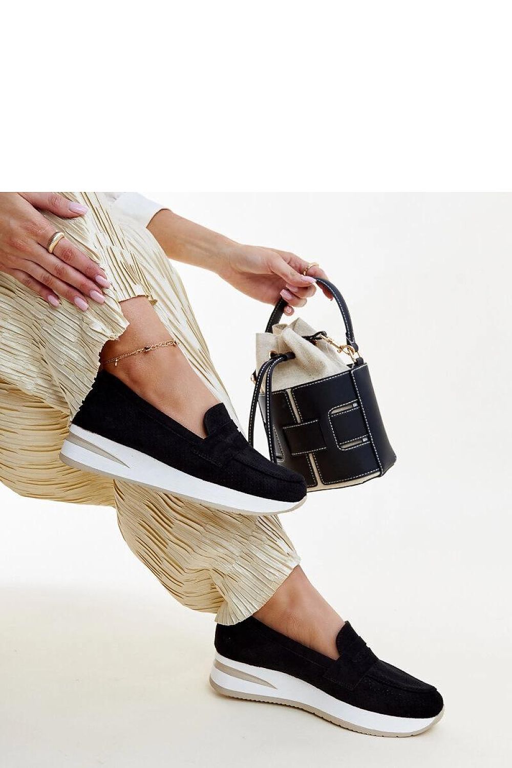   Czarne perforowane półbuty Muna - Solea 