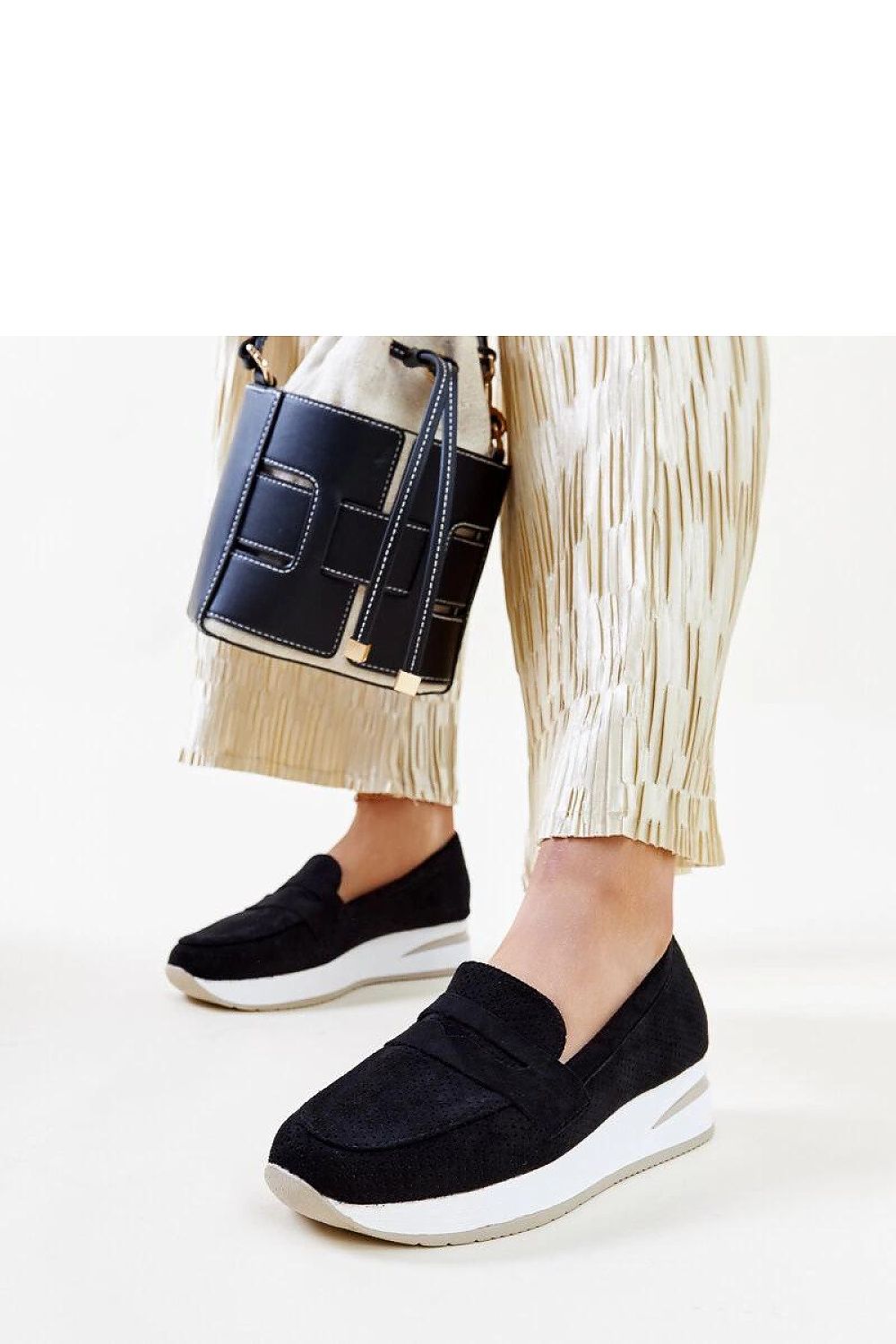   Czarne perforowane półbuty Muna - Solea 