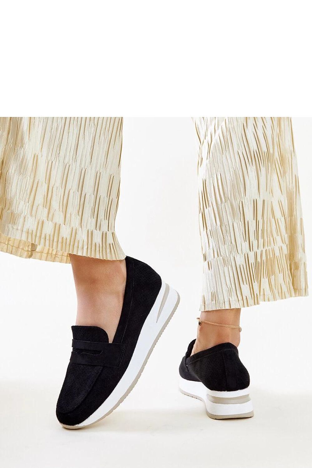   Czarne perforowane półbuty Muna - Solea 