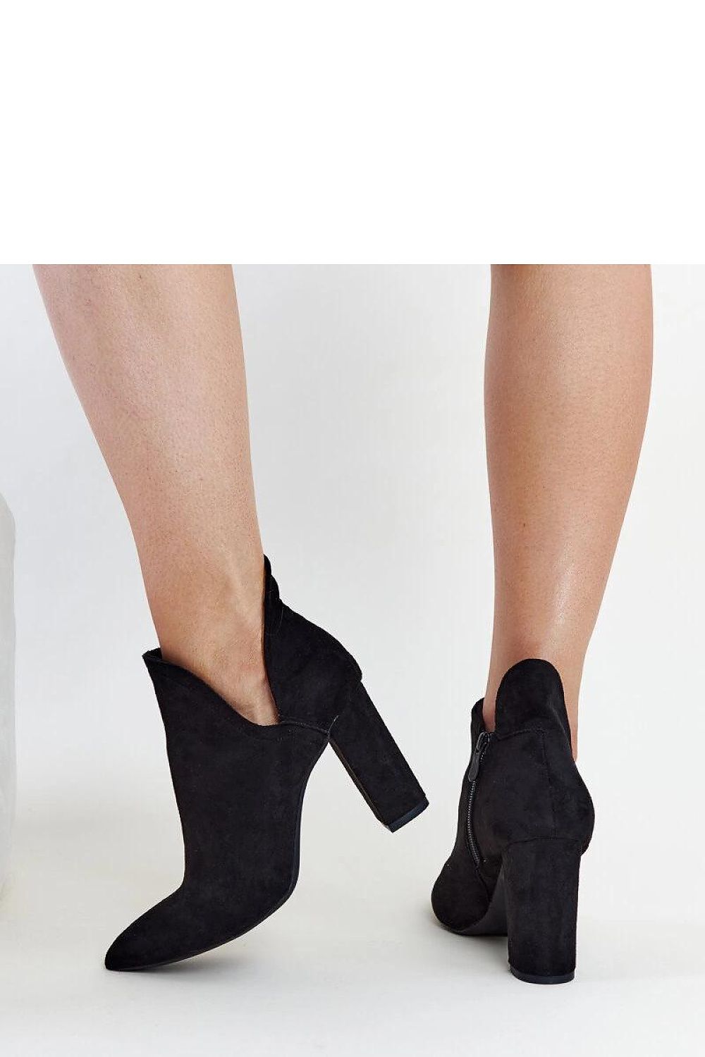   Czarne asymetryczne botki na słupku Taylana - Solea 