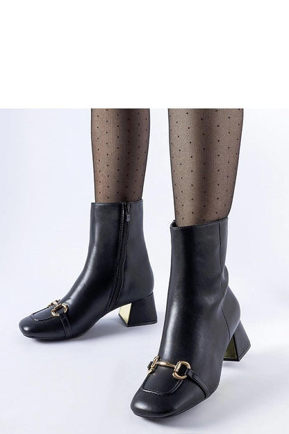   Czarne botki na słupku z klamerką Prewitt - Solea 