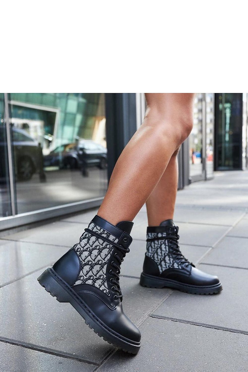   Czarne trapery zdobione monogramem Giraldo - Solea 