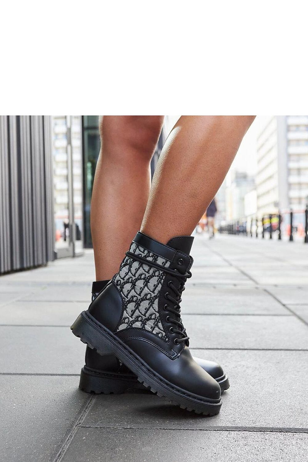   Czarne trapery zdobione monogramem Giraldo - Solea 