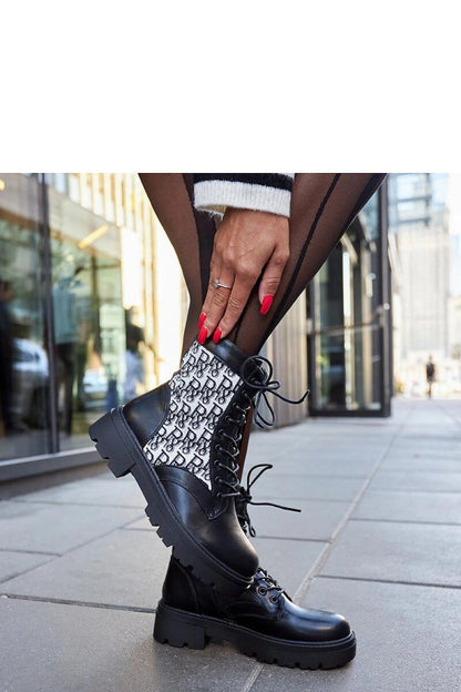   Czarne botki z ozdobnymi napisami Cisneros - Solea 