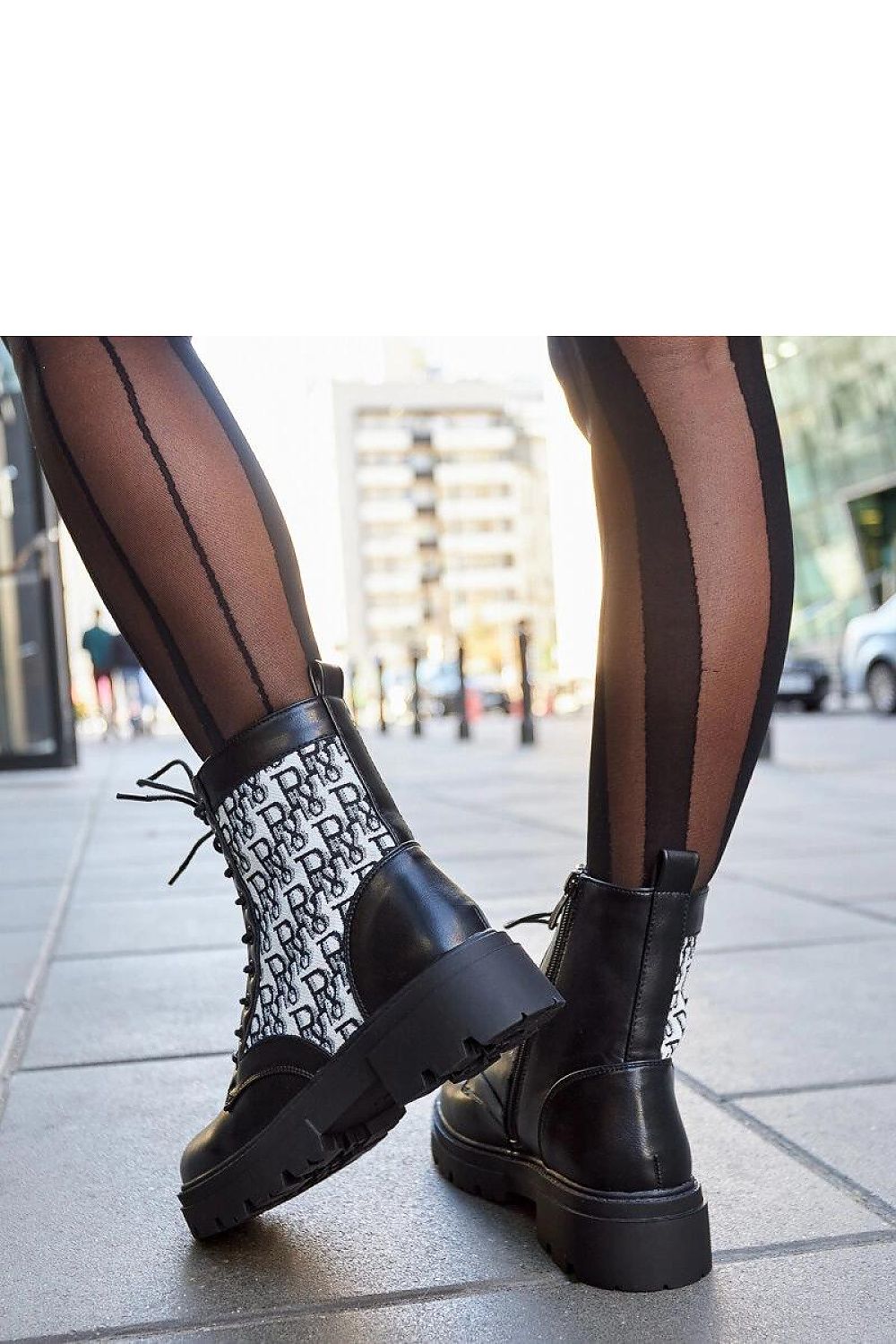   Czarne botki z ozdobnymi napisami Cisneros - Solea 