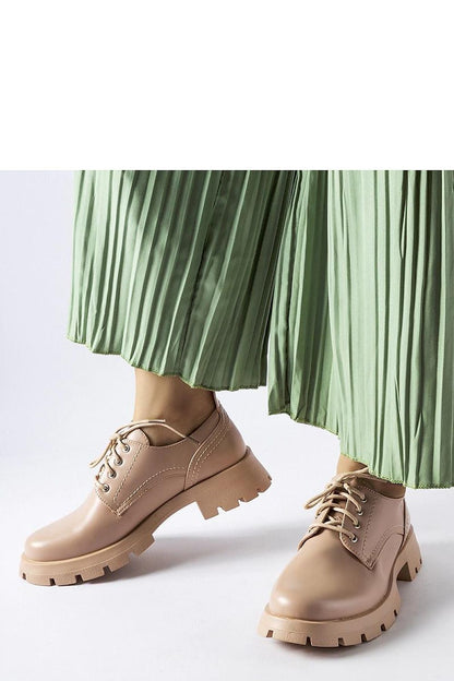   Beżowe półbuty o matowym wykończeniu Charleston - Solea 