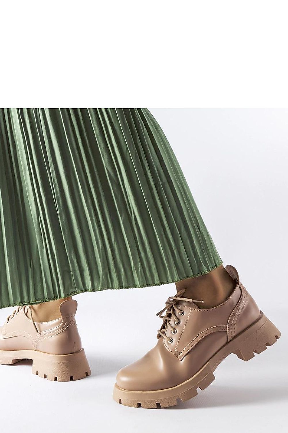   Beżowe półbuty o matowym wykończeniu Charleston - Solea 