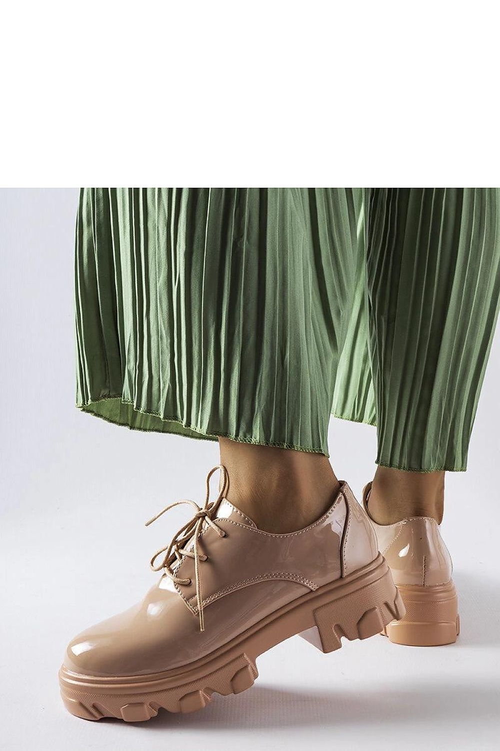   Beżowe lakierowane półbuty Kelly - Solea 