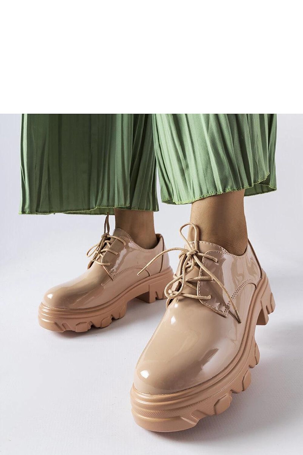   Beżowe lakierowane półbuty Kelly - Solea 