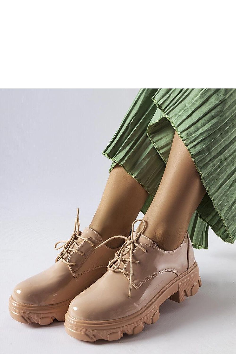   Beżowe lakierowane półbuty Kelly - Solea 