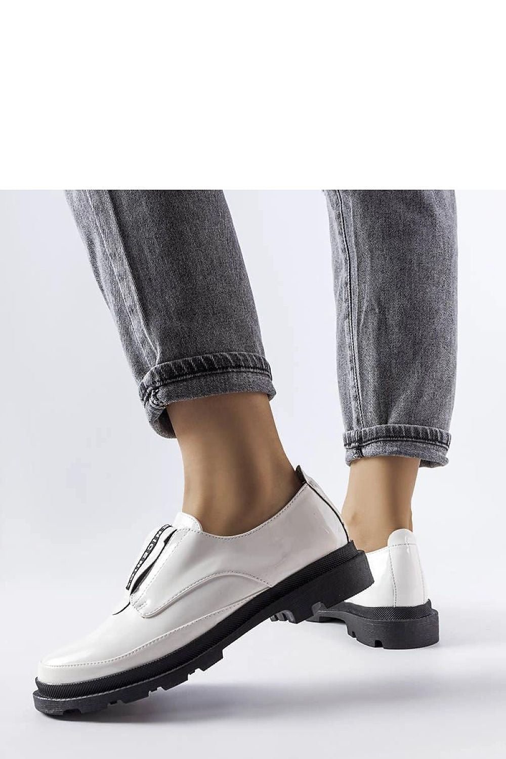   Białe lakierowane półbuty Legget - Solea 