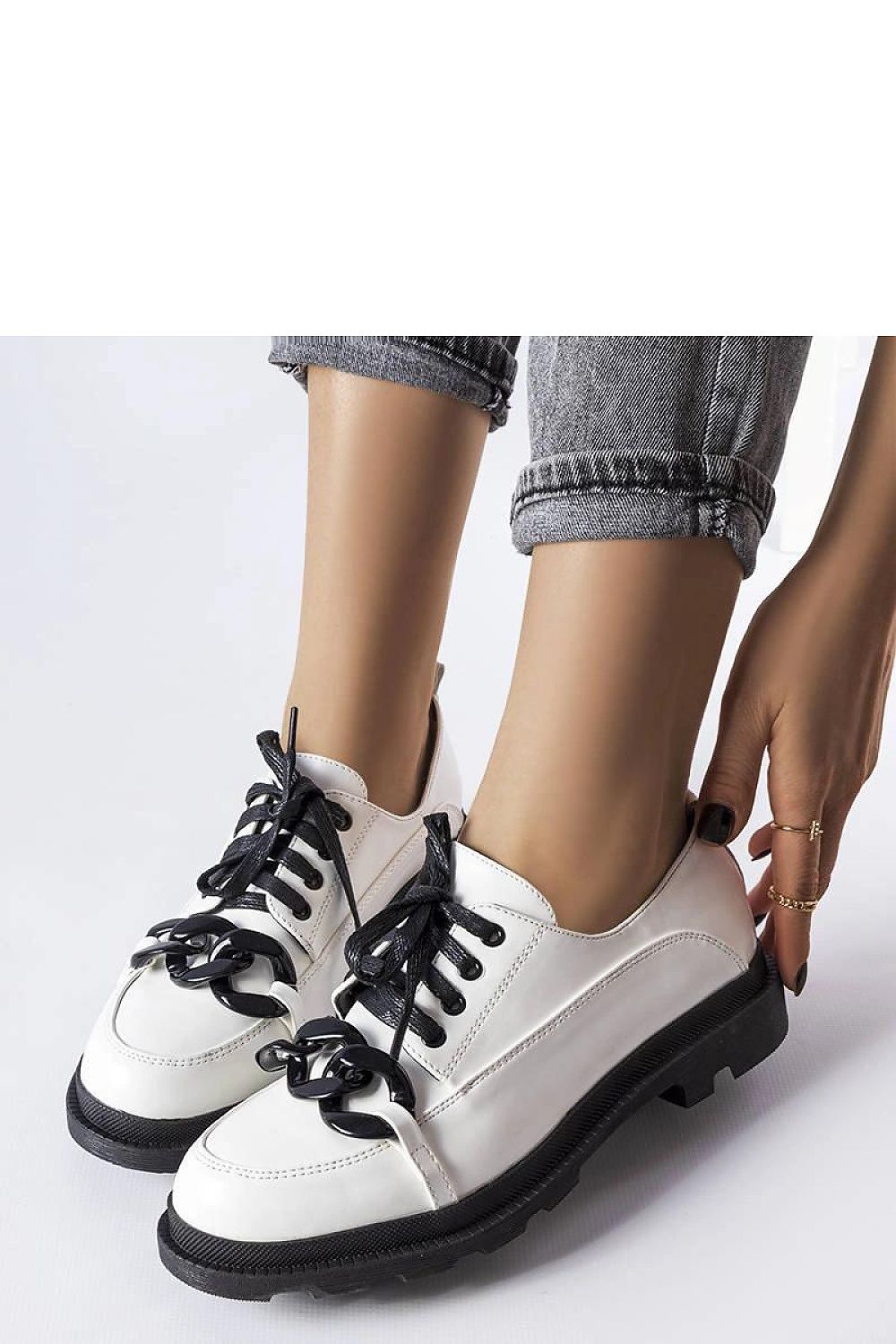   Białe półbuty z łańcuchem Allain - Solea 