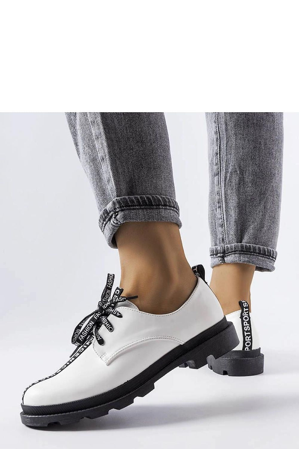   Białe półbuty z kontrastową podeszwą Hanifan - Solea 