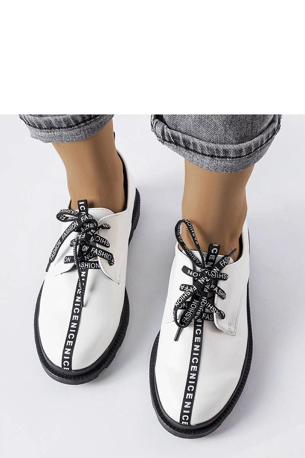   Białe półbuty z kontrastową podeszwą Hanifan - Solea 